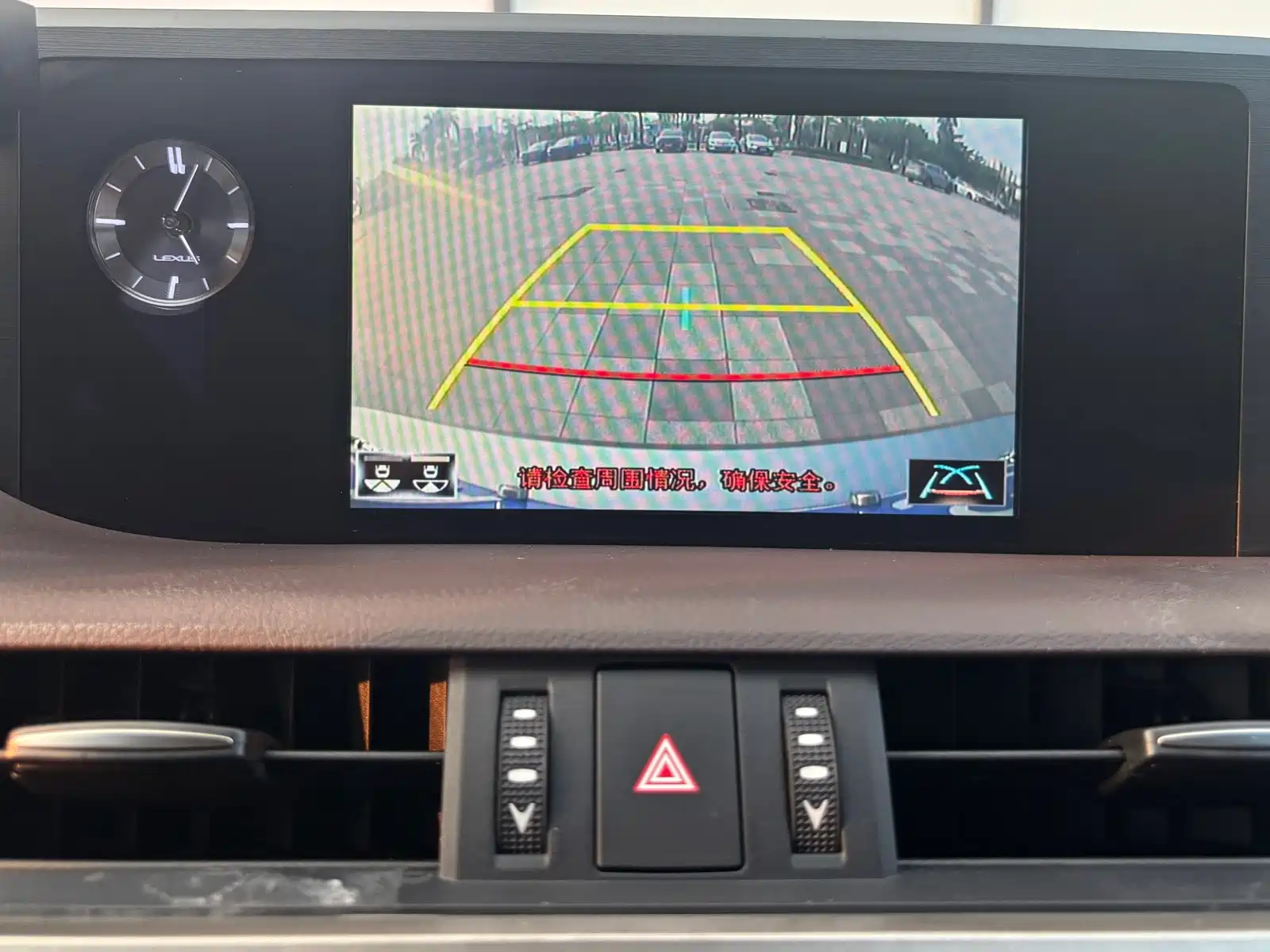 Photo 20 - Lexus ES