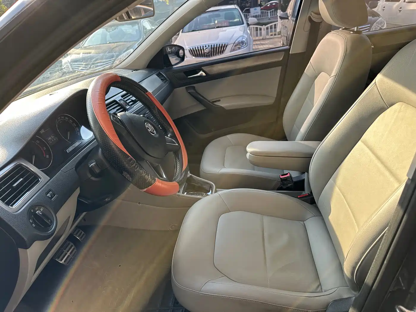Škoda Rapid 2016 1.6L Automatic Prestige Edition фото 13