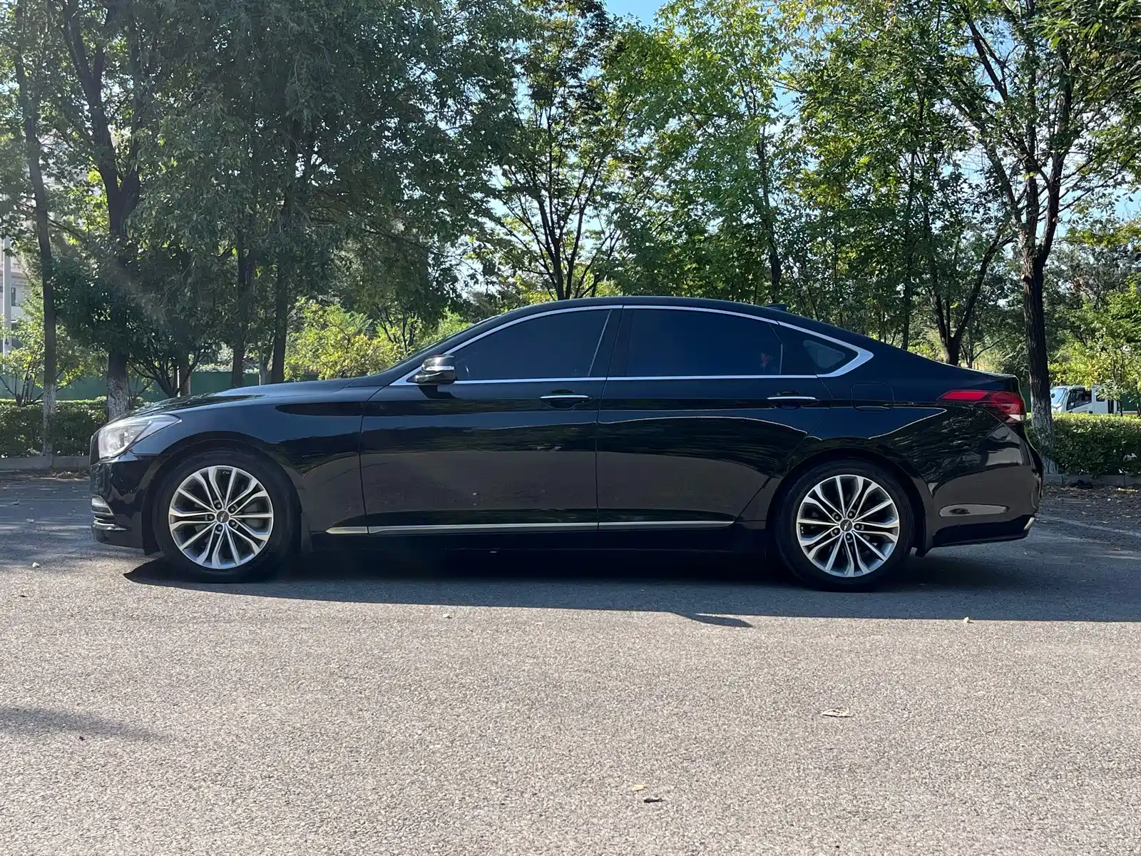 Photo 3 - Hyundai Genesis