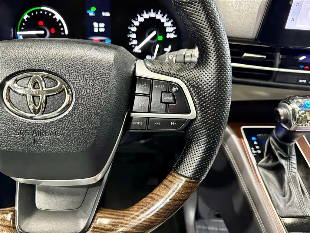 Toyota Granvia 2024 2.5L Hybrid Comfort фото 16