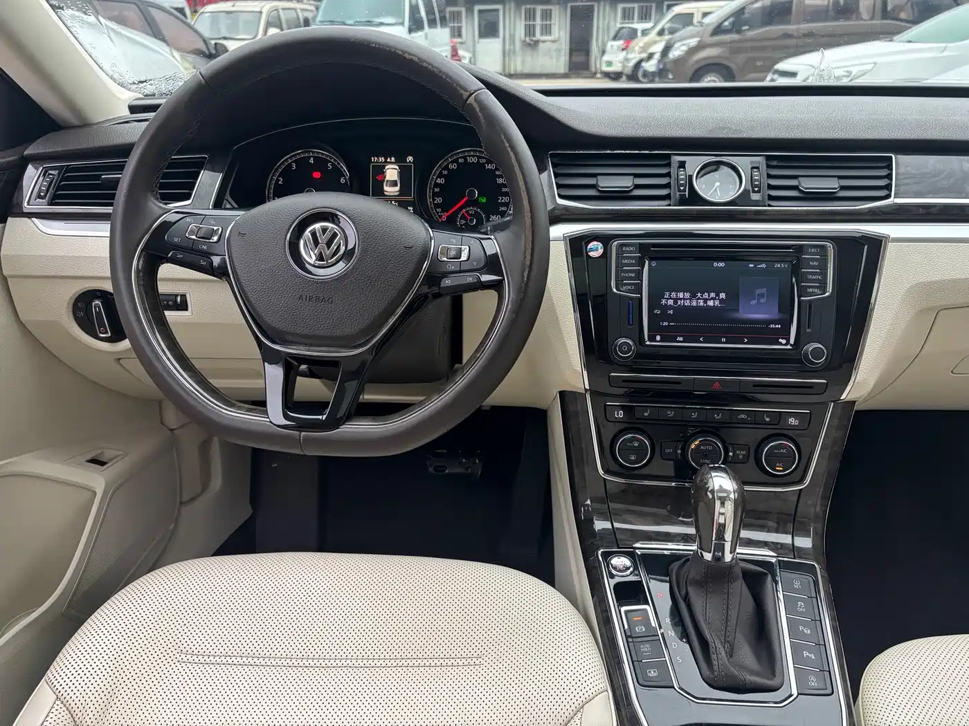 Фото 13 - Volkswagen Passat