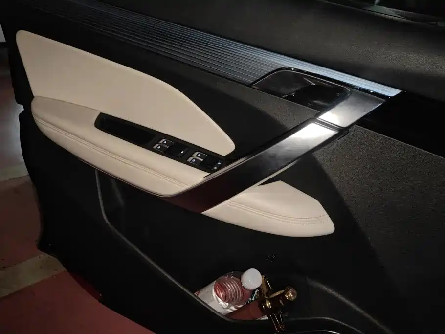 Photo 7 - Geely Atlas