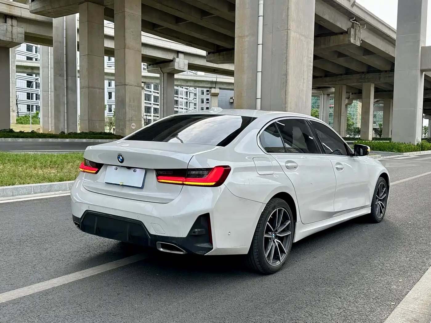 BMW 3 Series 2022 325Li M Sport Package фото 7