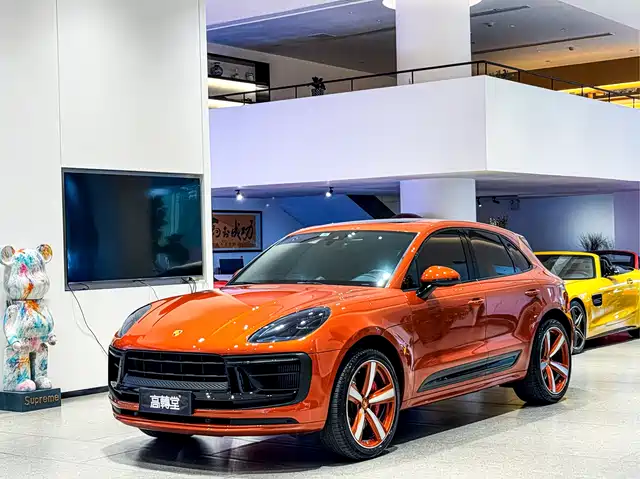 PORSCHE MACAN