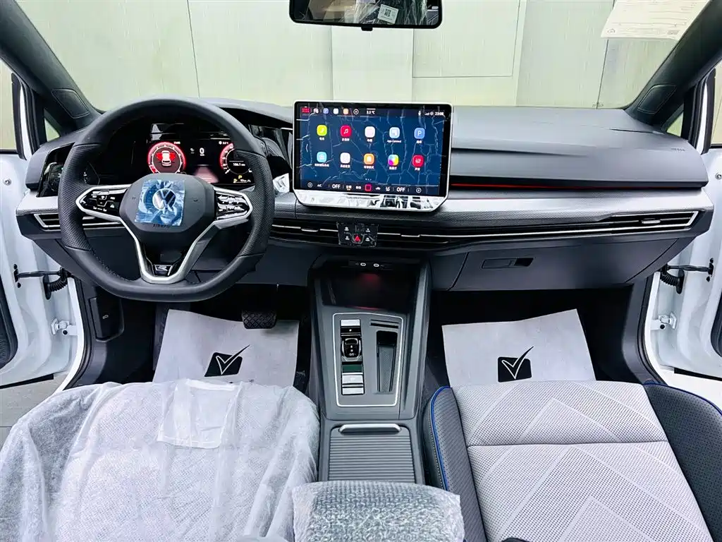 Volkswagen Golf 2025 Facelift 300TSI R-Line фото 9