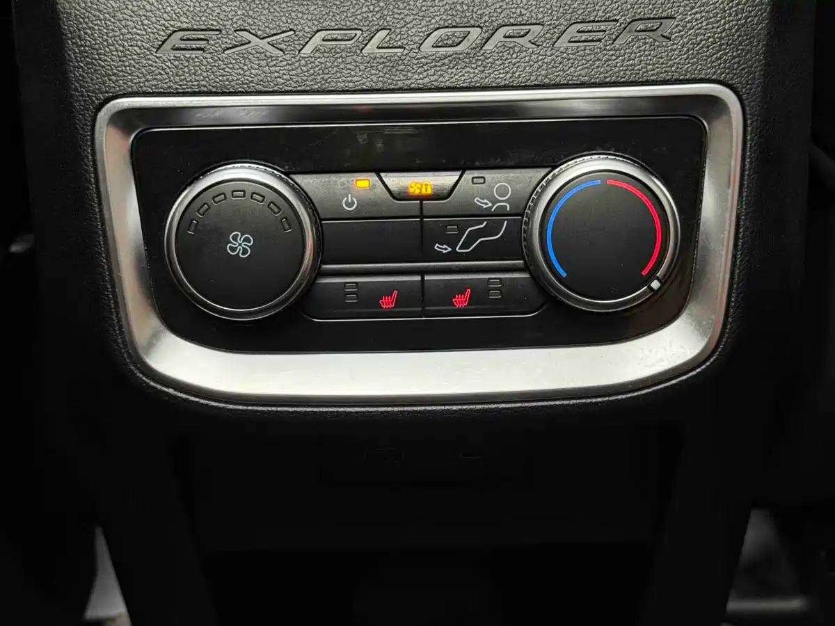 Фото 11 - Ford Explorer