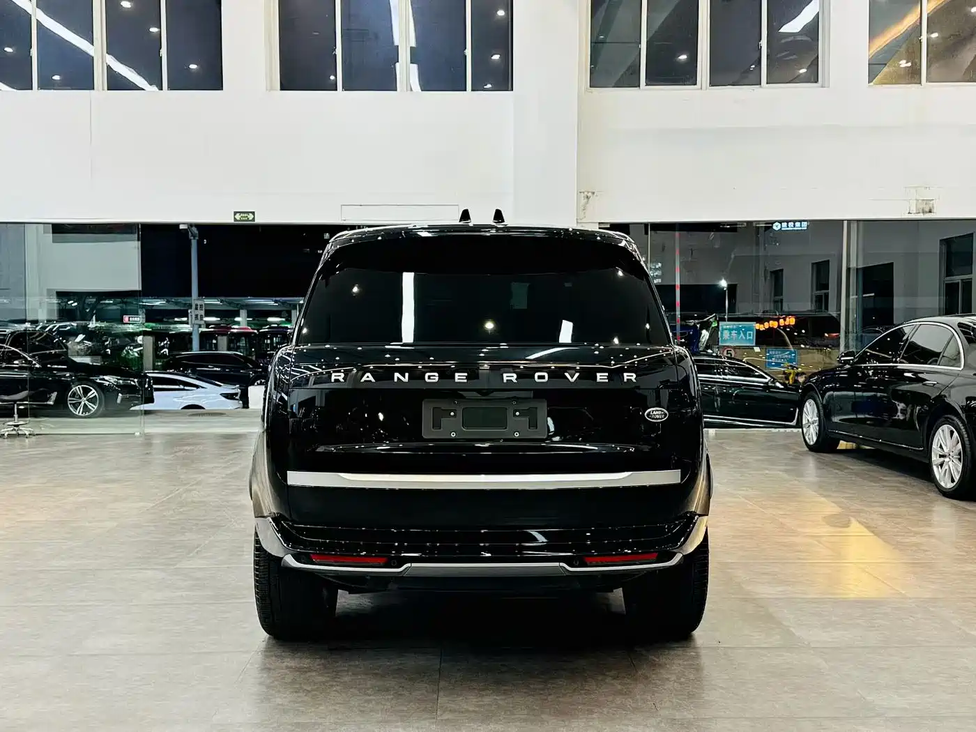 Land Rover Range Rover 2024 3.0 L6 400PS Genesis Extended фото 3