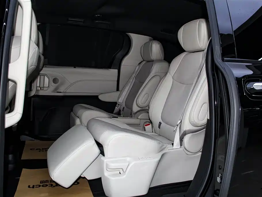 Toyota Sienna 2024 2.5L Hybrid 4WD Premium Edition фото 23