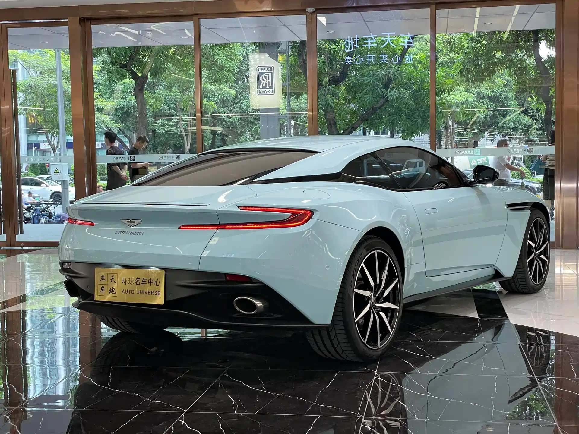 Фото 15 - Aston Martin DB11