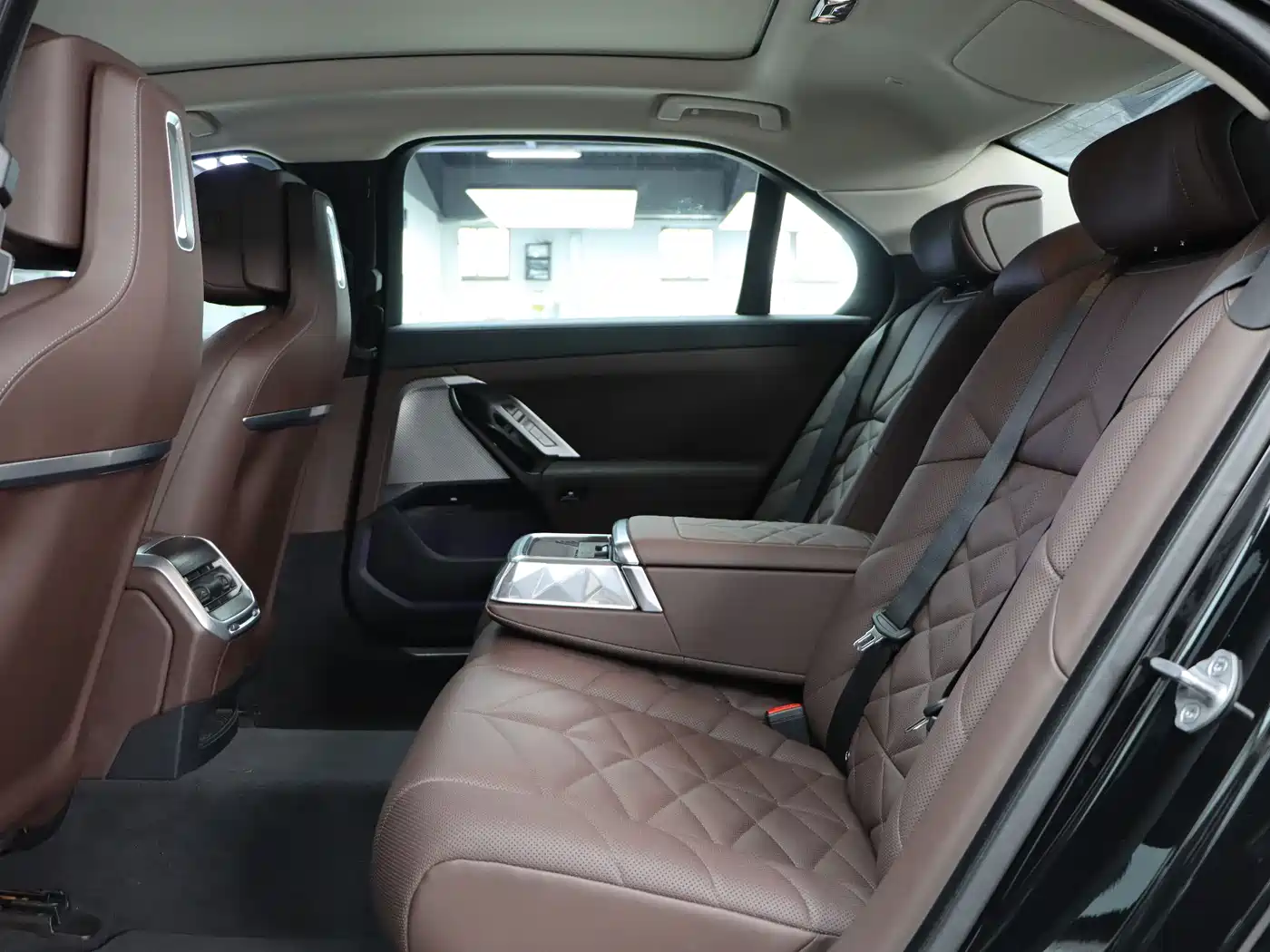 BMW 7 Series 2023 Model 735Li Luxury Package фото 32