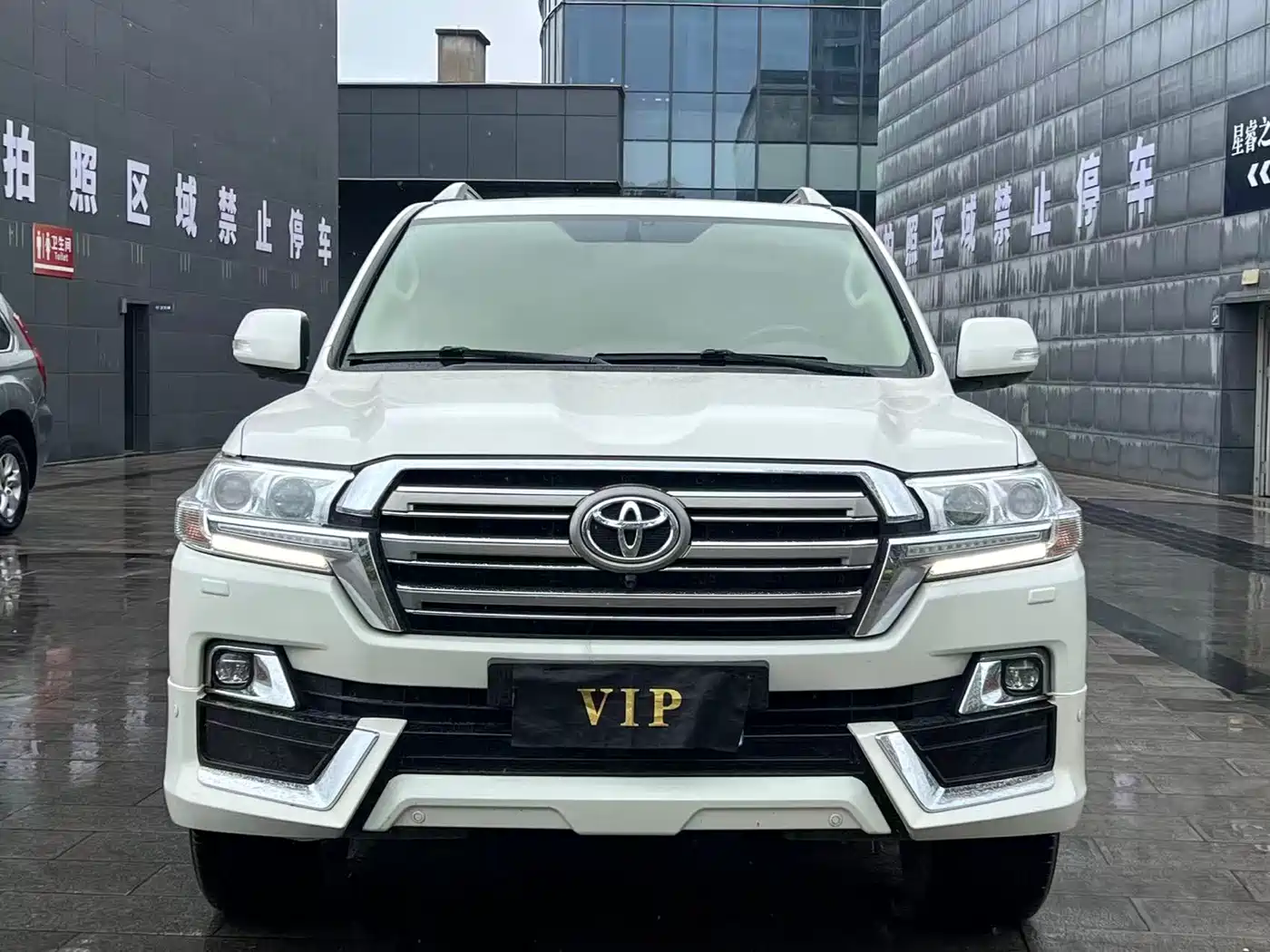 Toyota Land Cruiser (Import) 2015 4.6L V8 Middle East Limited Edition фото 2