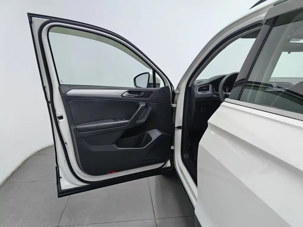 صورة 8 - Volkswagen Tiguan L