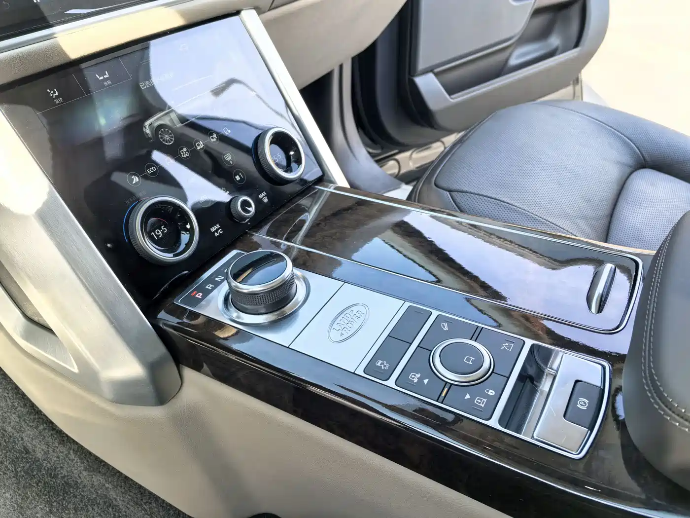 Land Rover Range Rover 2021 3.0 L6 Heritage Edition фото 11