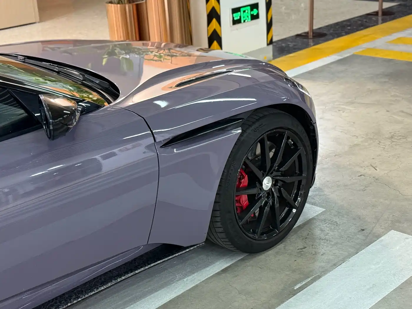 ASTON MARTIN DB11