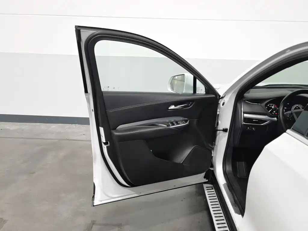 Photo 8 - Cadillac XT4