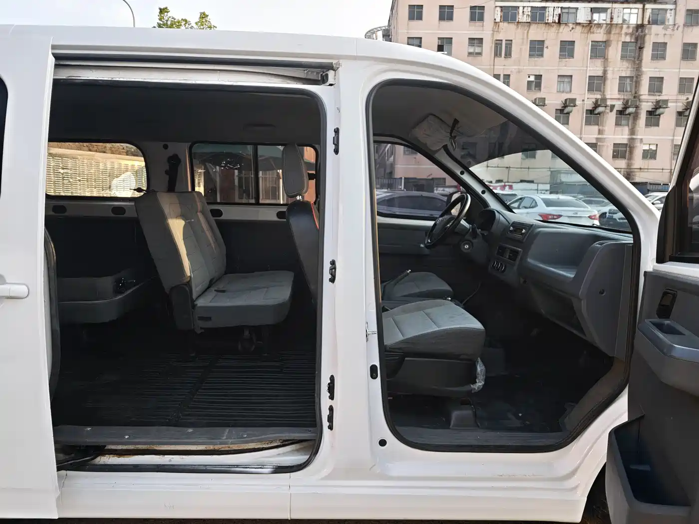 Wuling Motors Wuling Yangguang 2024 2024 300KM Comfort Bus Version 75kW