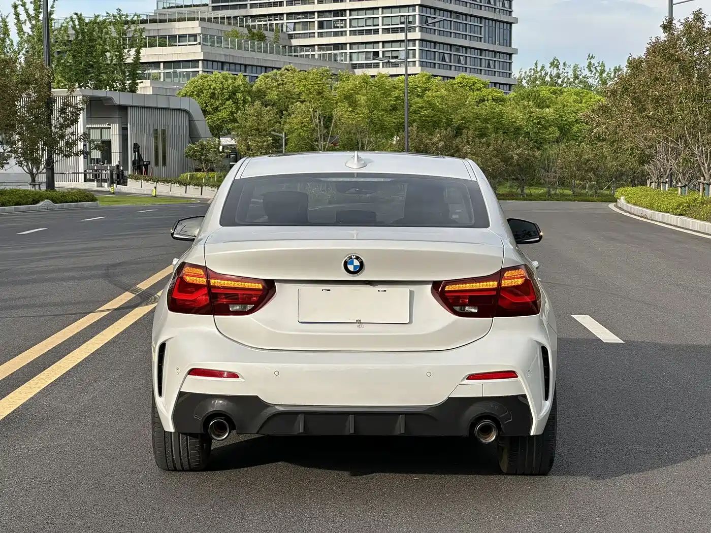 BMW 1 Series 2023 120i M Sport Shadow Edition фото 16