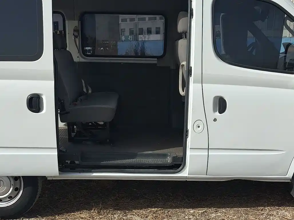SAIC Maxus Xintu V80 2015 2.5T Manual Proud Transporter Edition Short Wheelbase Medium Roof фото 13