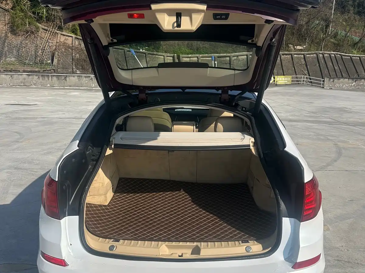 BMW 5 Series GT 2011 535i Elegance фото 8