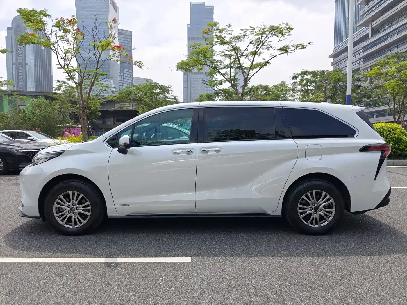 Toyota Sienna 2021 2.5L Hybrid Premium Edition фото 27