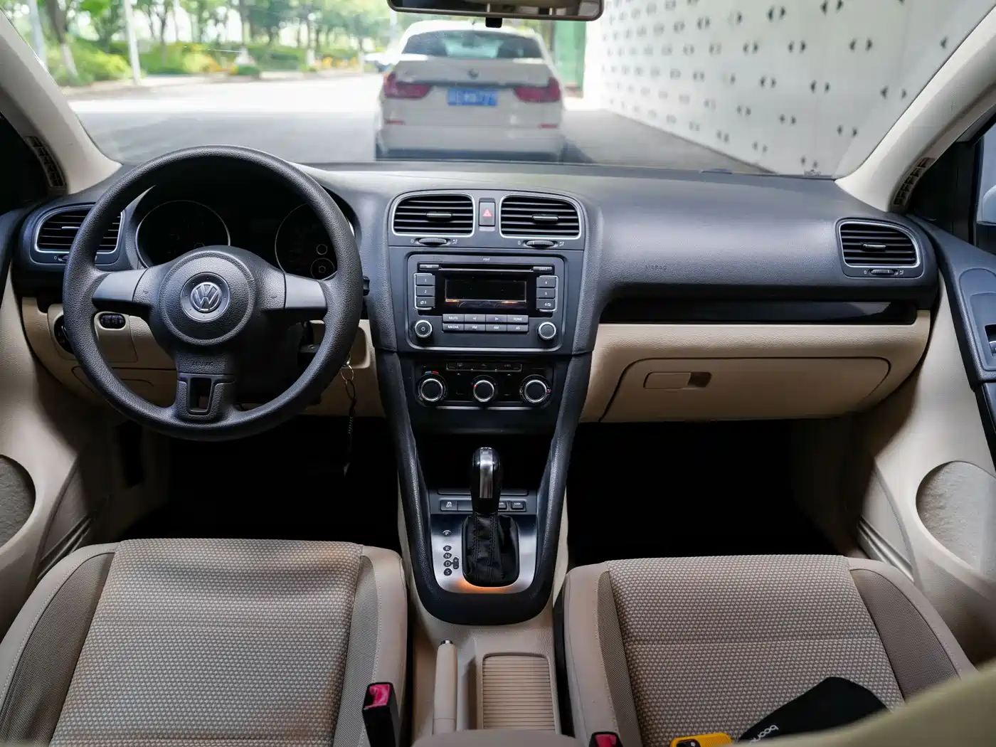 Volkswagen Golf 2011 Model 1.6 Automatic Comfort фото 8