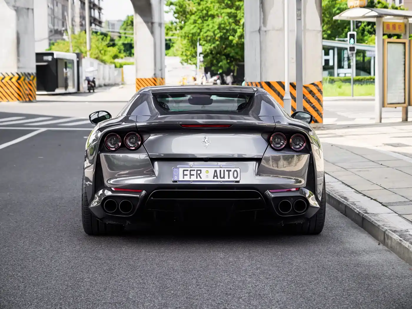 Photo 19 - Ferrari 812