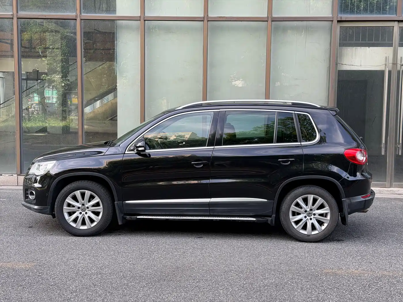 Volkswagen Tiguan 2010 2.0TSI Automatic AWD Flagship Navigation фото 2