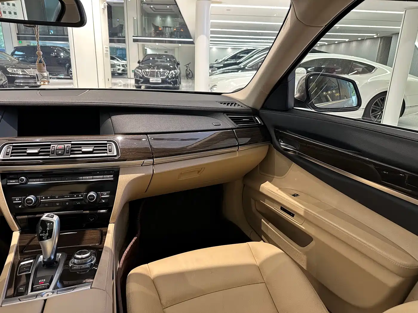 BMW 7 Series 2011 730Li Elegance фото 7
