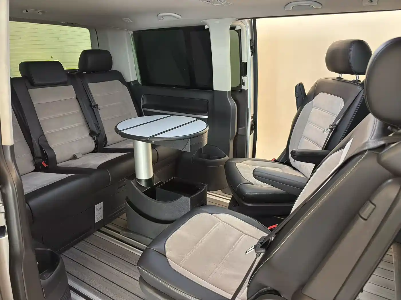 Volkswagen Multivan 2018 2.0TSI 4WD Leisure Edition 7-Seater фото 6