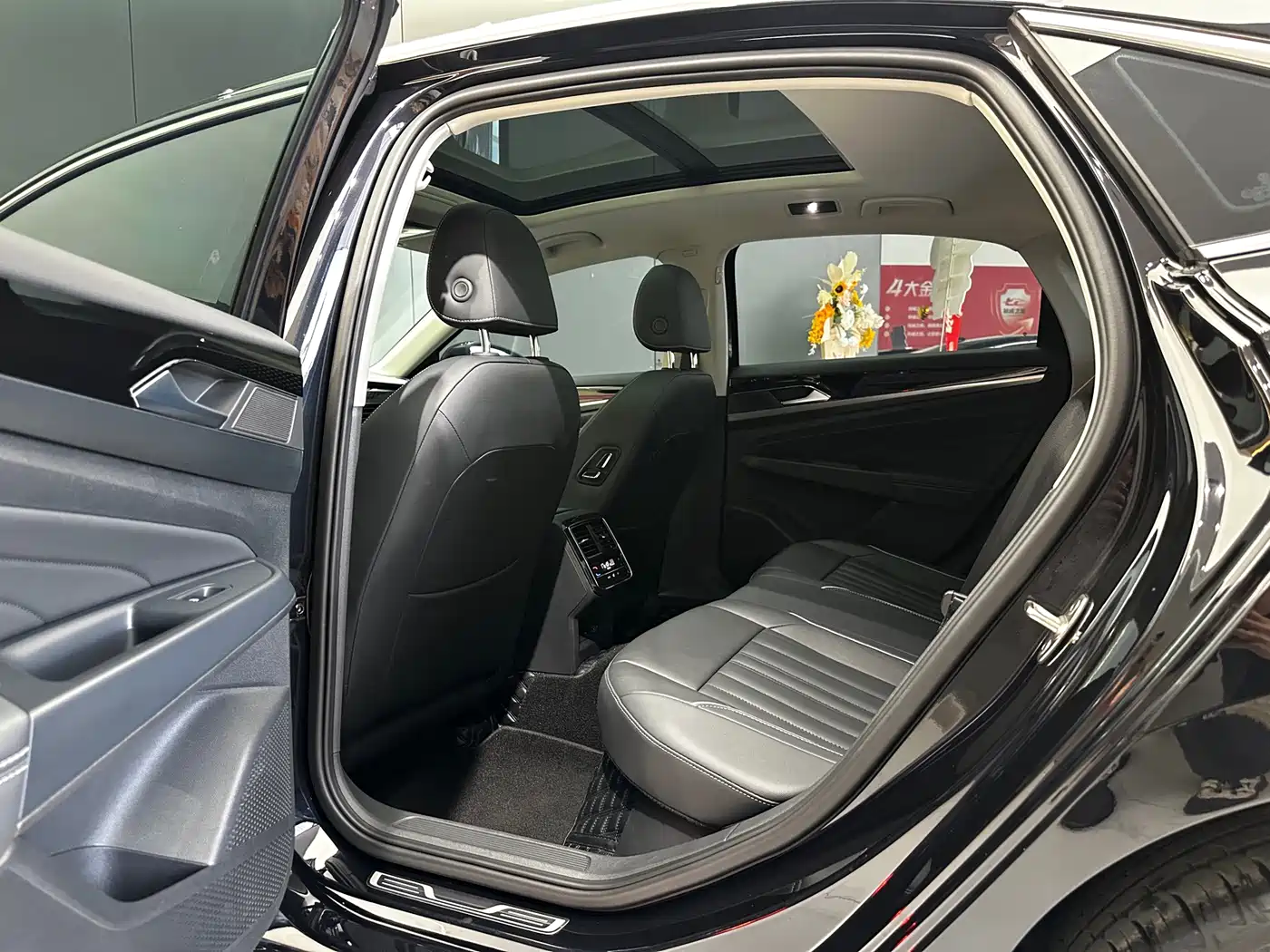 Volkswagen Passat 2023 330TSI Elite Edition фото 11