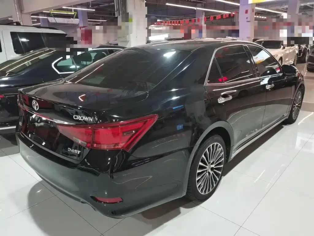 Фото 7 - Toyota Crown