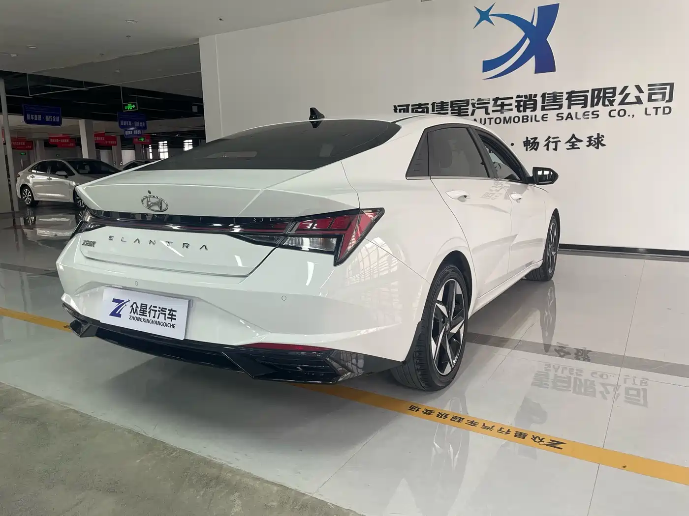 Hyundai Elantra 2022 1.5L CVT LUX Premium Edition фото 4