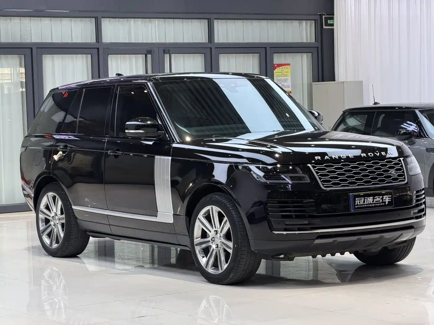 Land Rover Range Rover 2021 3.0 L6 Golden Age Edition фото 3