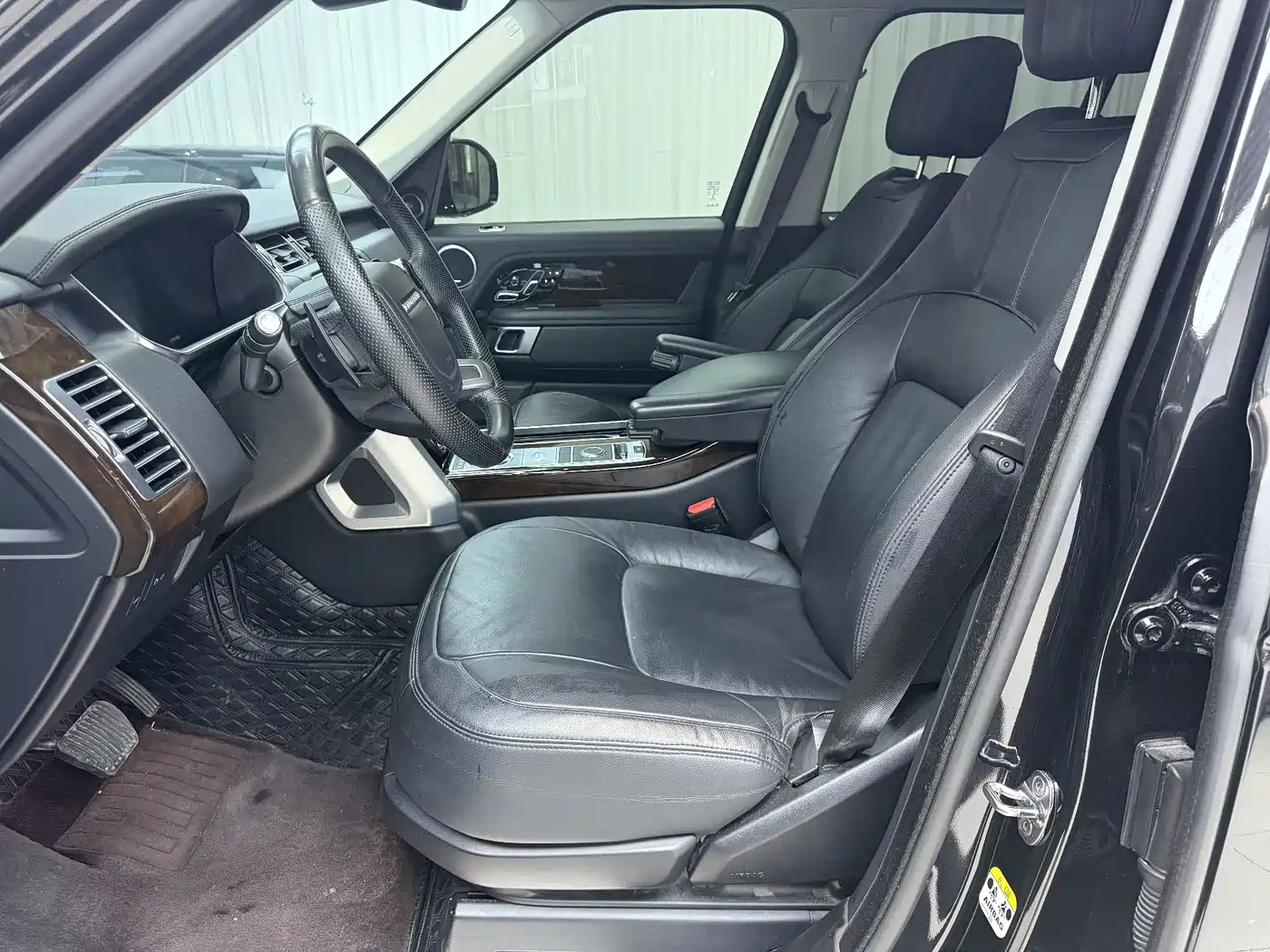 Land Rover Range Rover 2021 3.0 L6 Golden Age Edition фото 10