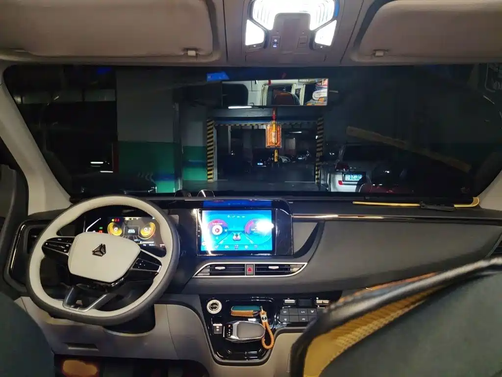 Sinotruk Xianfeng V 2025 2024 Multi-function Version 2.0T Automatic Medium Wheelbase Medium Roof
