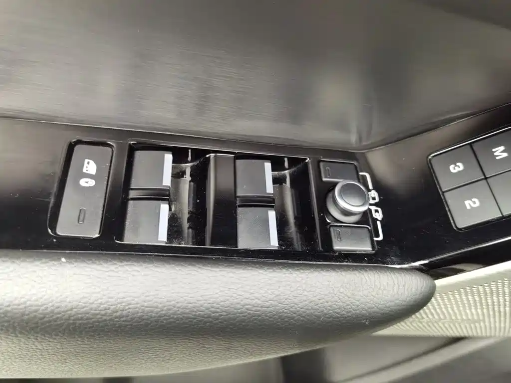 Фото 9 - Land Rover Range Rover Velar