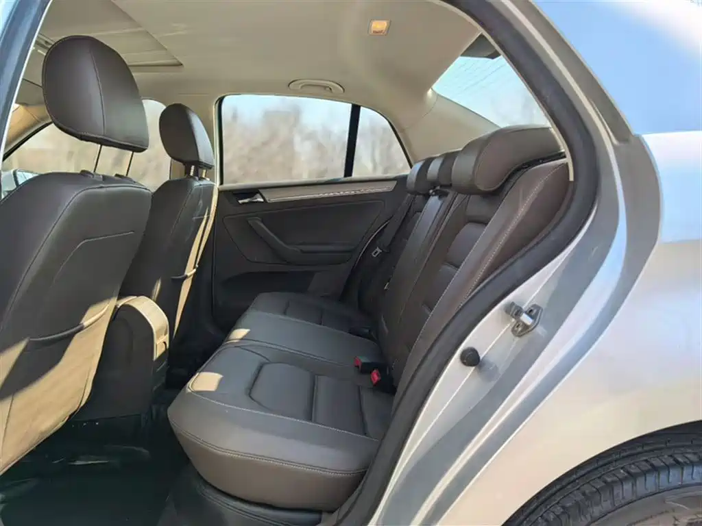 Volkswagen Bora 2014 1.6L Automatic Comfort Edition фото 14
