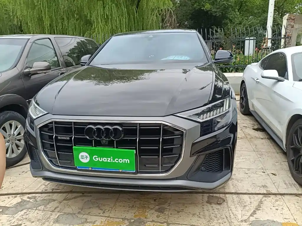 Photo 3 - Audi Q8