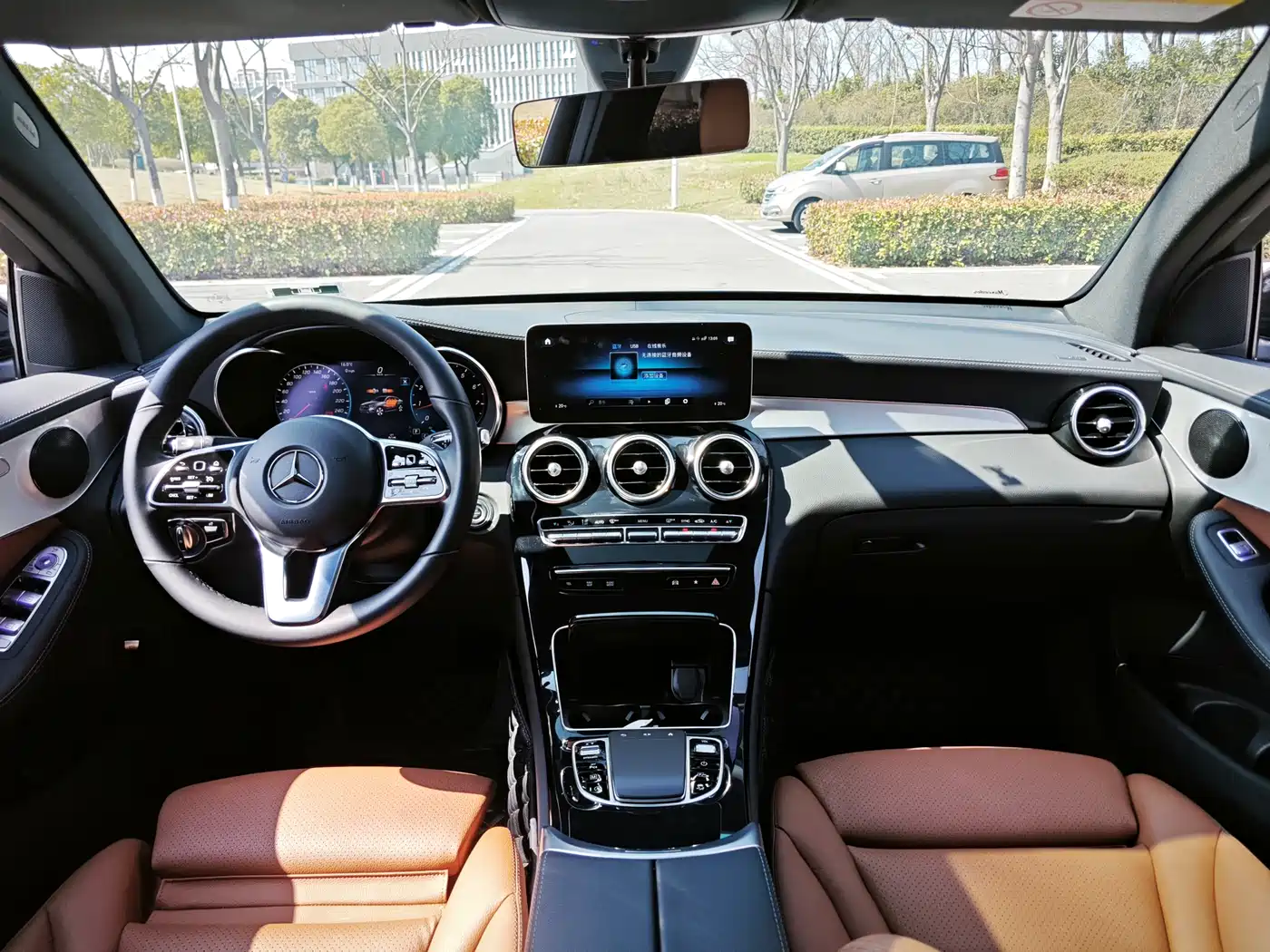Mercedes-Benz GLC Coupe 2023 Model GLC 260 4MATIC Coupe SUV фото 7
