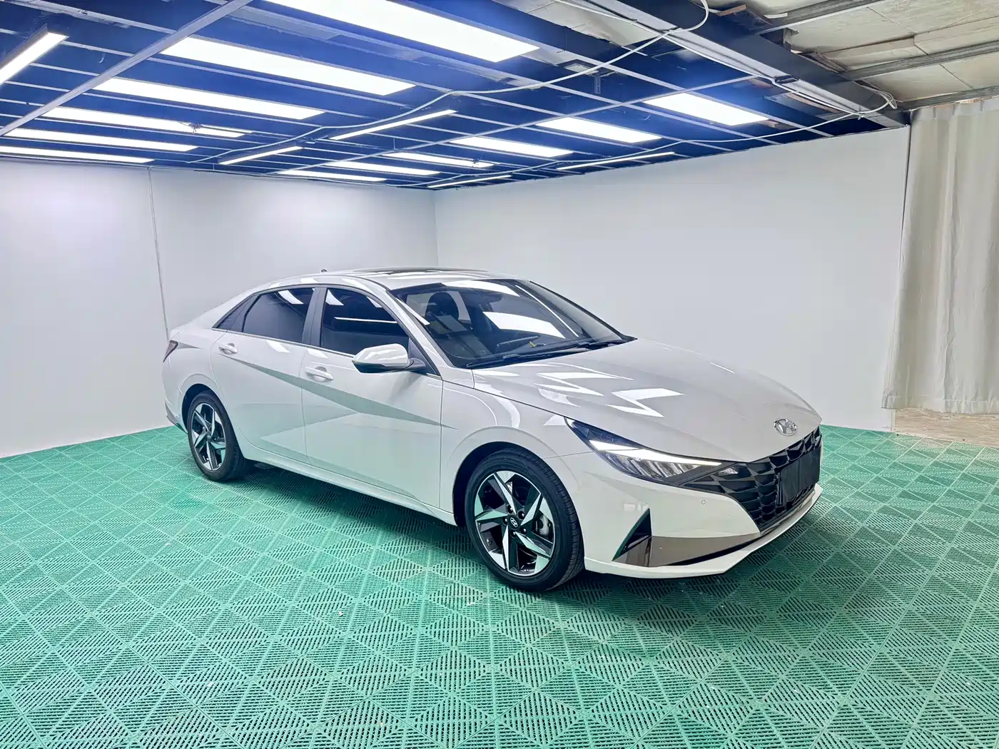 Hyundai Elantra 2022 1.5L CVT LUX Premium Edition фото 3