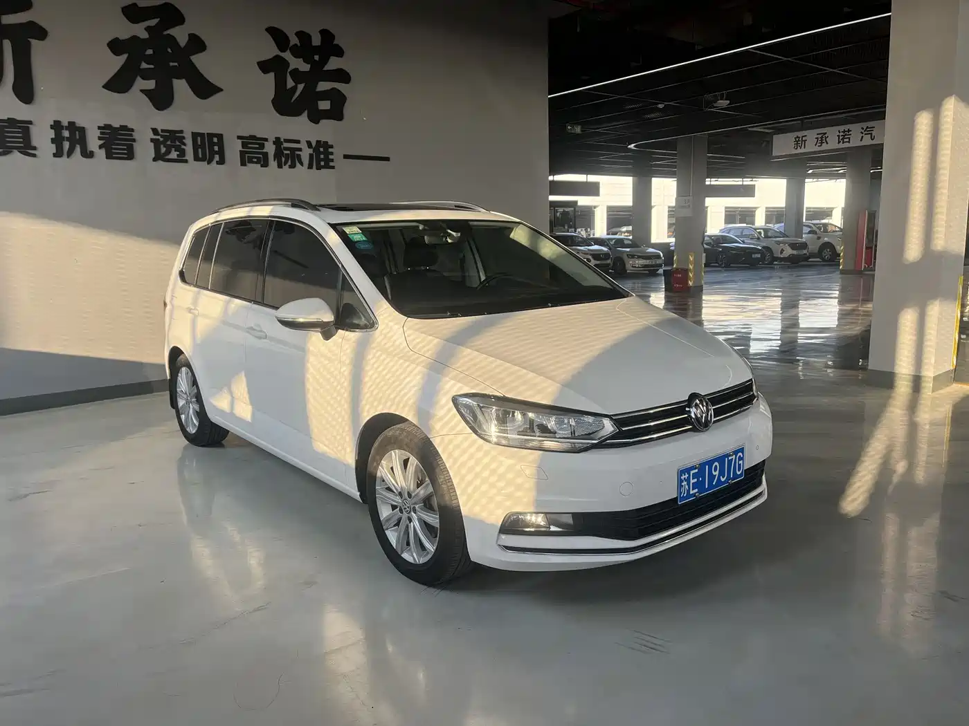 Volkswagen Touran 2018 Touran L 280TSI DSG Elegance 7-seater фото 3