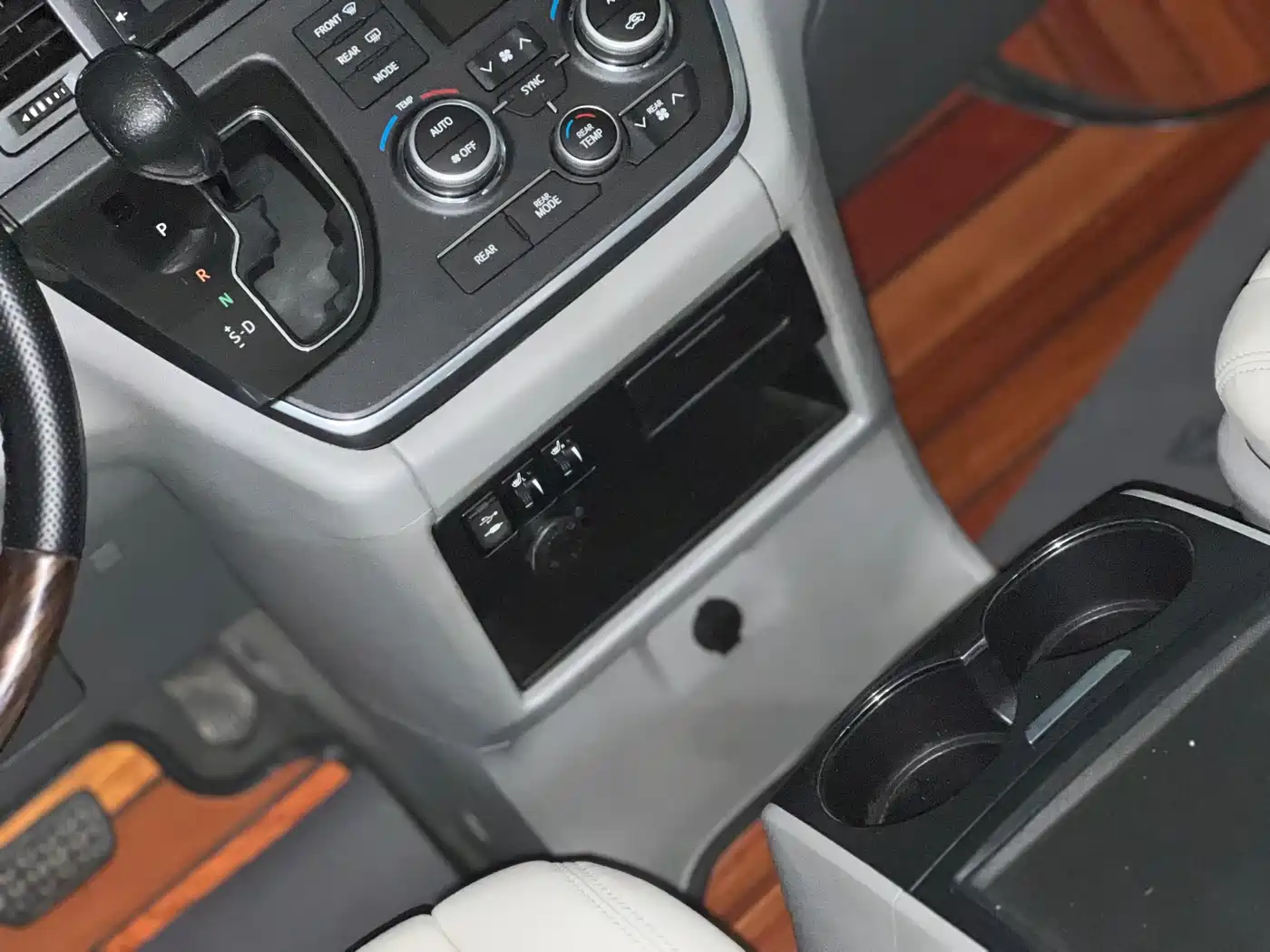 Toyota Sienna 2015 3.5L 4WD L фото 12