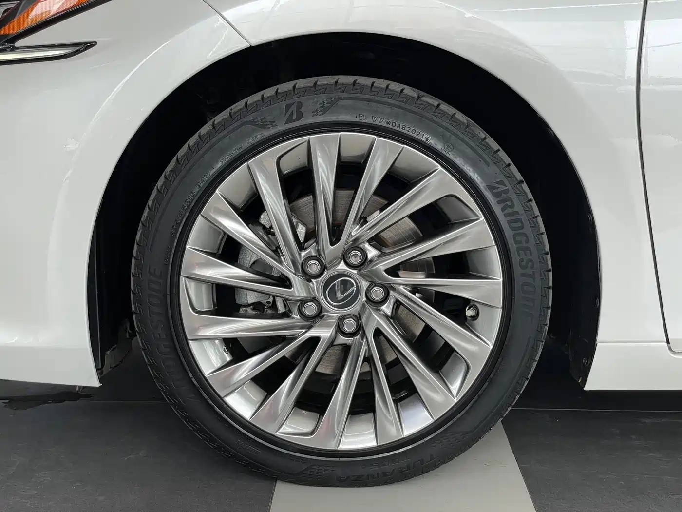 Lexus ES 2021 300h Executive Edition фото 31