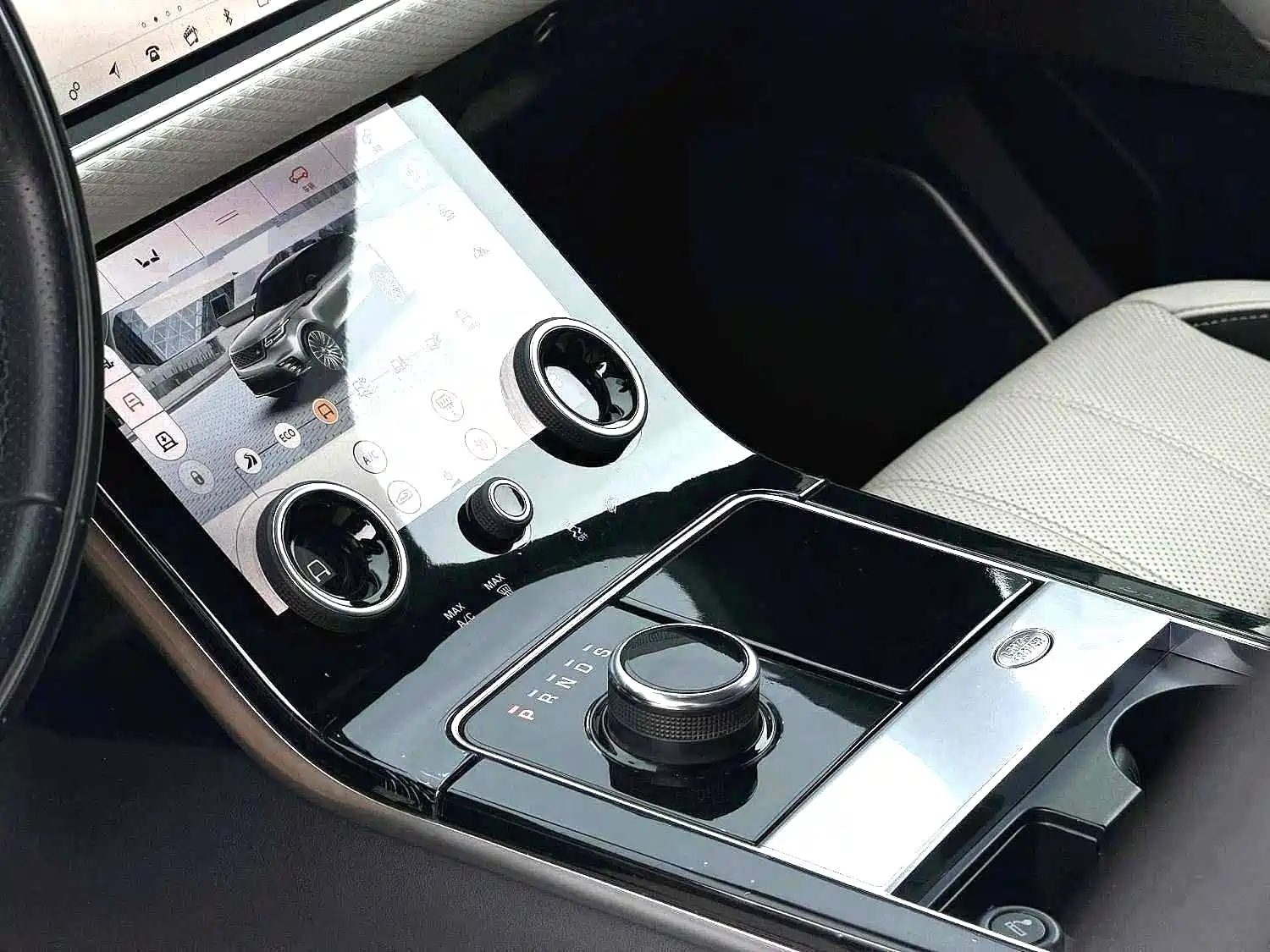 Фото 8 - Land Rover Range Rover Velar