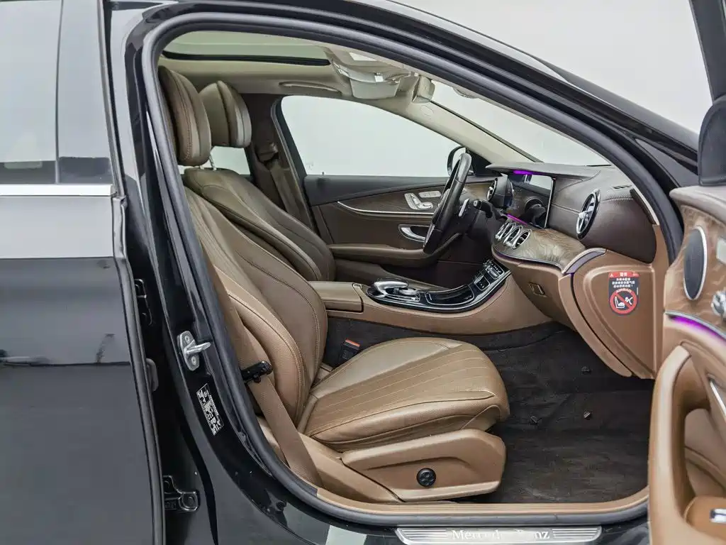 Photo 23 - Mercedes-Benz E-Class