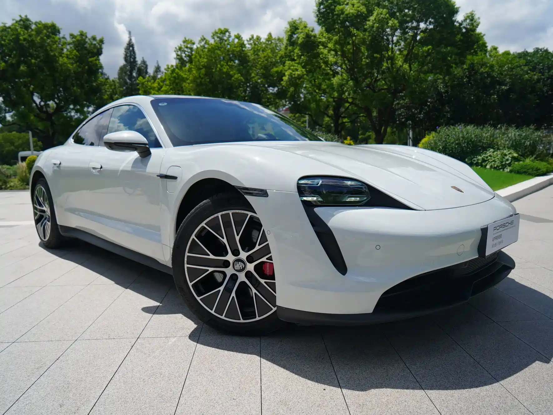 Photo 15 - Porsche Taycan