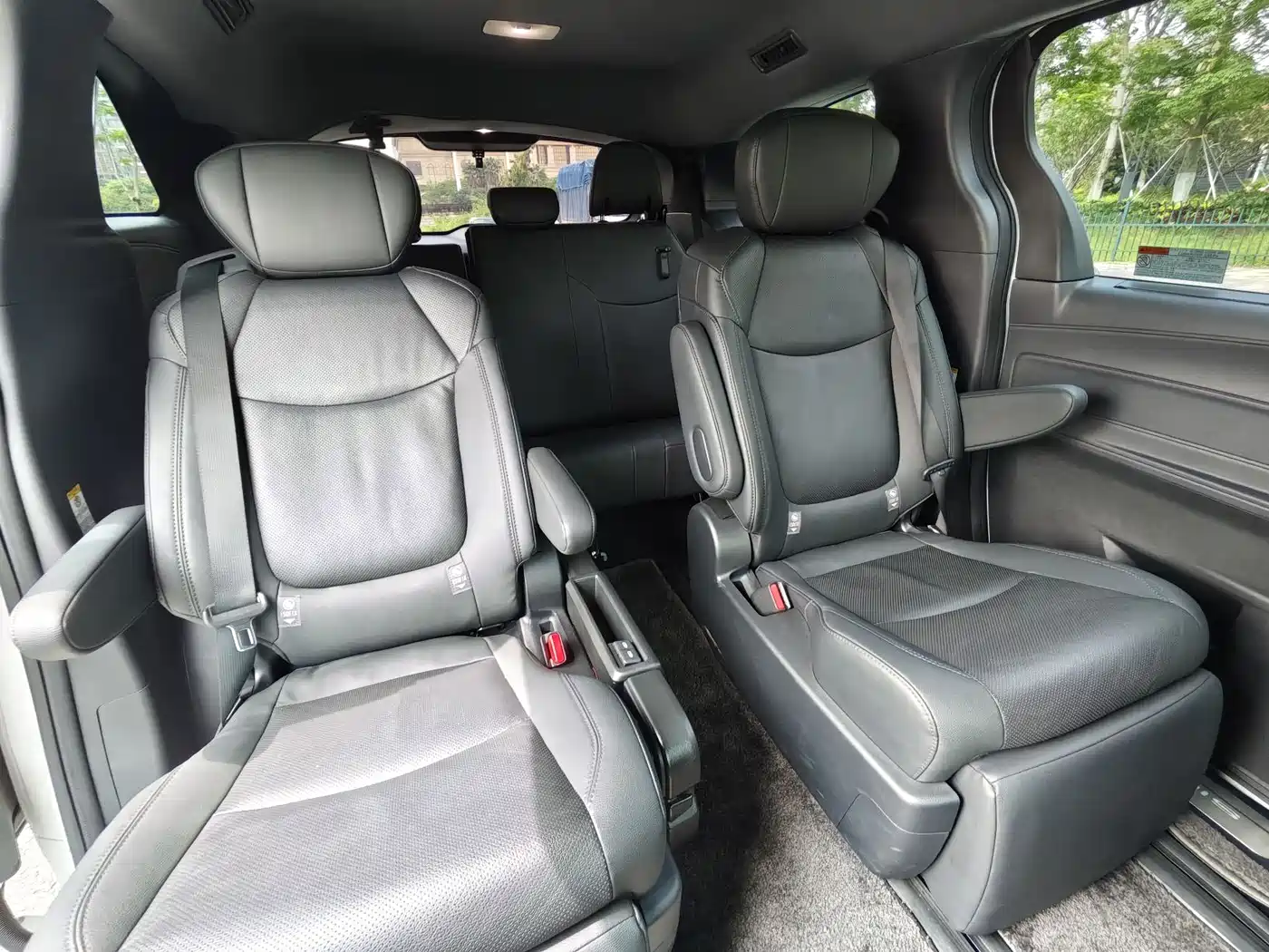Toyota Sienna 2021 2.5L Hybrid Premium Edition фото 13