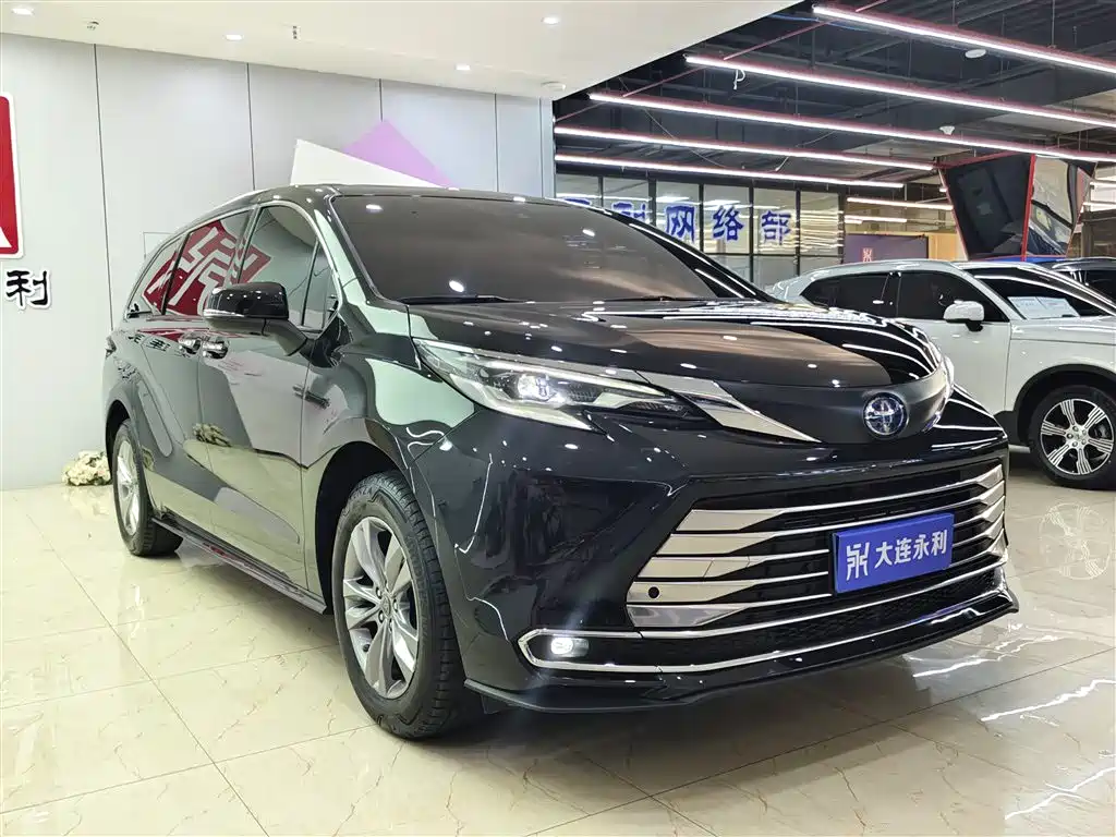 Toyota Sienna 2023 2.5L Hybrid Comfort Edition фото 3