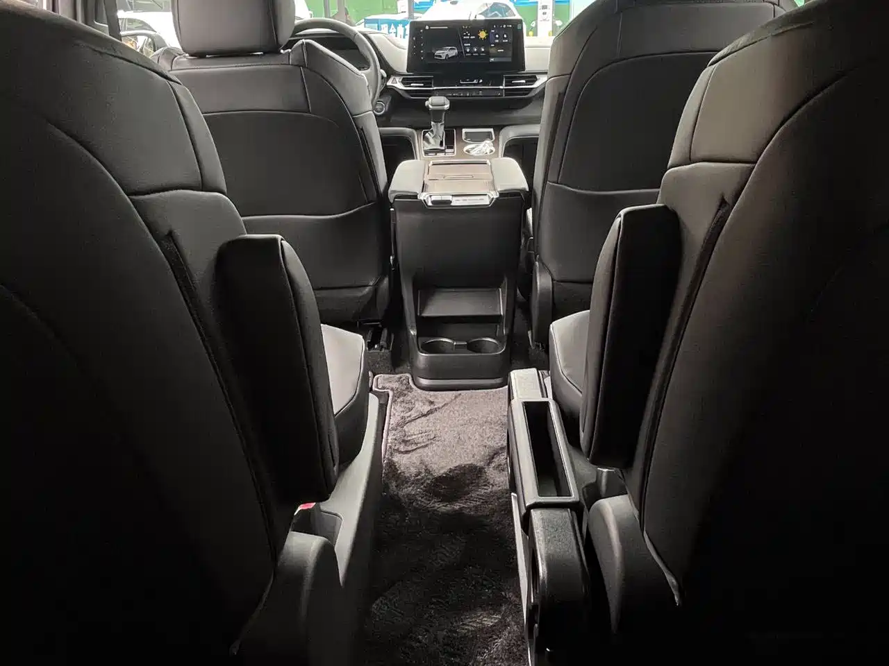 Toyota Sienna 2026 2.5L Hybrid FWD Luxury Edition фото 6