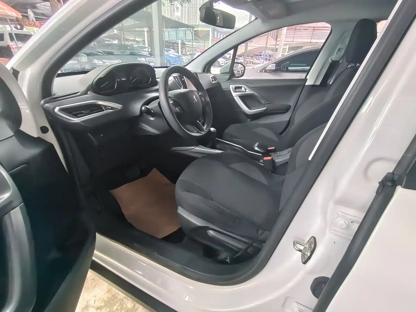 Peugeot 2008 2014 1.6L Automatic Fashion Edition фото 4